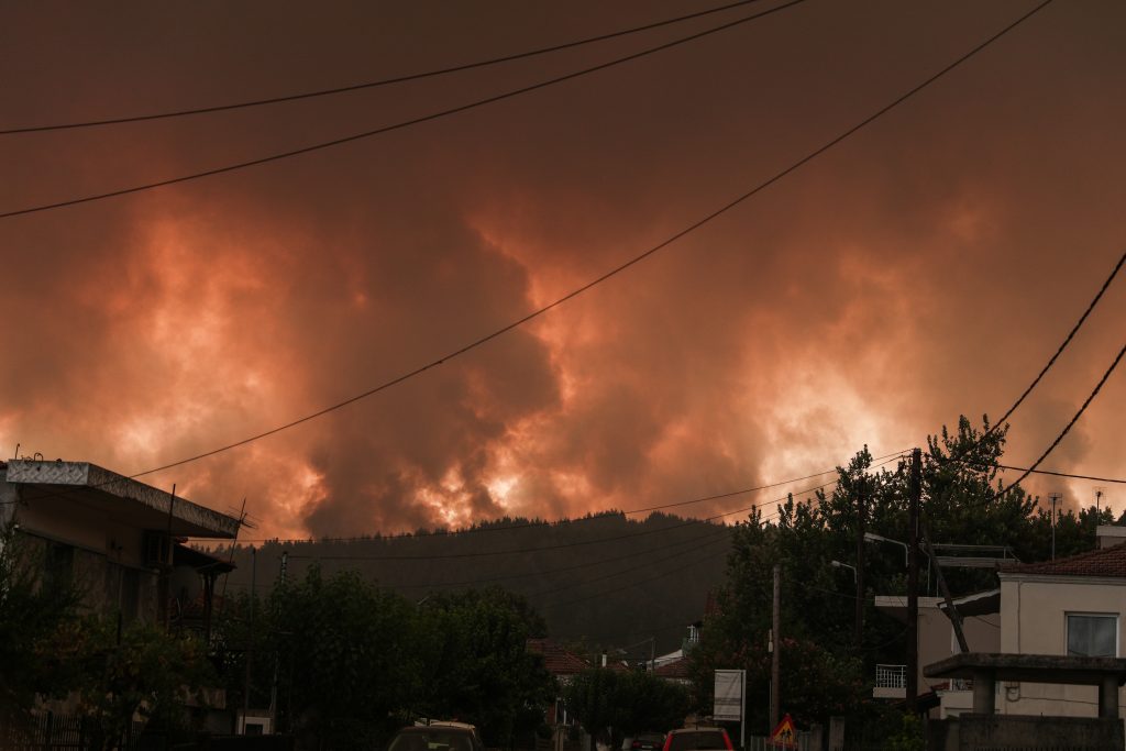 Φωτιά στην Εύβοια – Εκτός ελέγχου βόρειο και νότιο μέτωπο [Video]