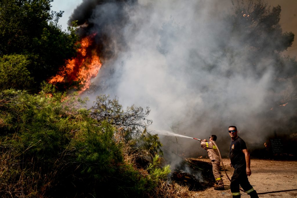 Πύρινη κόλαση: Αλλη μία νύχτα Αποκάλυψης – Αλλάζει ο καιρός, τρομάζουν οι προβλέψεις