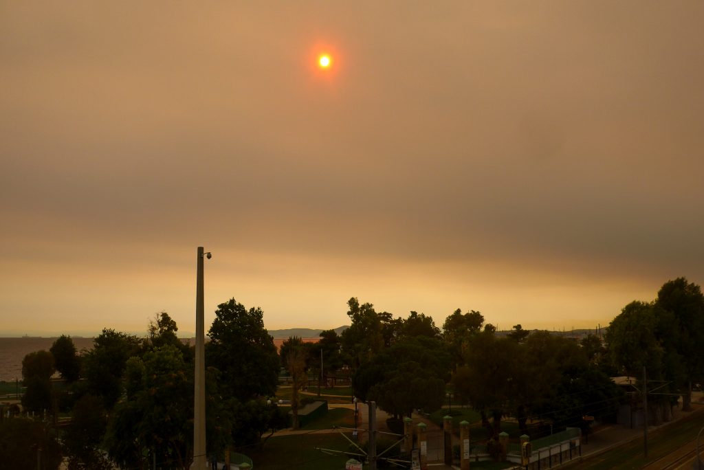 Σαρηγιάννης – Τα σωματίδια από το νέφος των πυρκαγιών θα αιωρούνται έως και 10 μέρες ακόμη