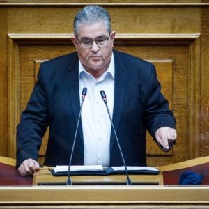 ΚΚΕ: Τροπολογία Κουτσούμπα για 14 μισθούς (στο Δημόσιο) και συντάξεις