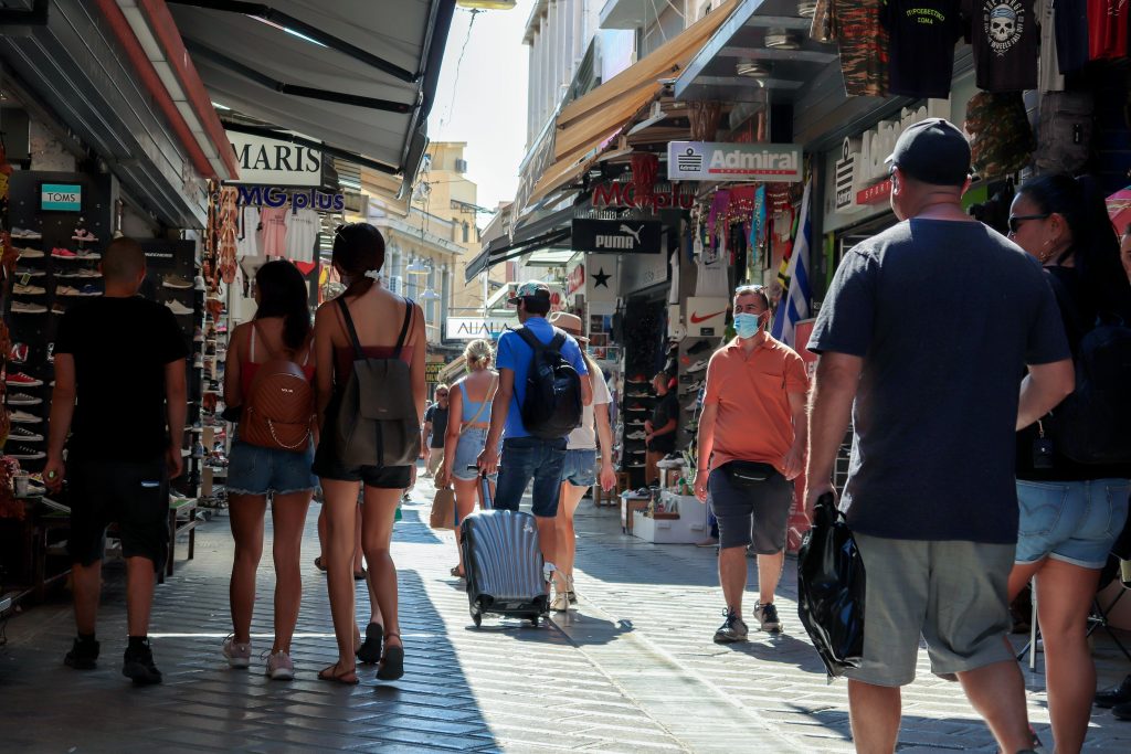 Άρρηκτα συνδεδεμένα Τουρισμός και Εμπόριο – Σύσκεψη εργασίας υπουργού Τουρισμού και ΕΣΕΕ