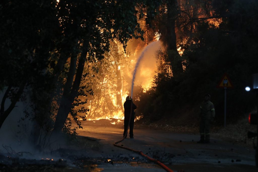 Φωτιά στη Βαρυμπόμπη – Νύχτα κόλασης με τρία πύρινα μέτωπα – Πάνω από 300 απεγκλωβισμοί