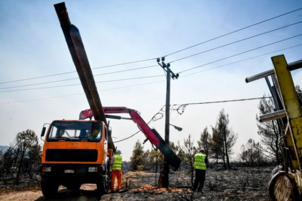 ΔΕΔΔΗΕ – Μάχη με τον χρόνο – Το στοίχημα της ηλεκτροδότησης, ενώ μαίνονται οι φωτιές