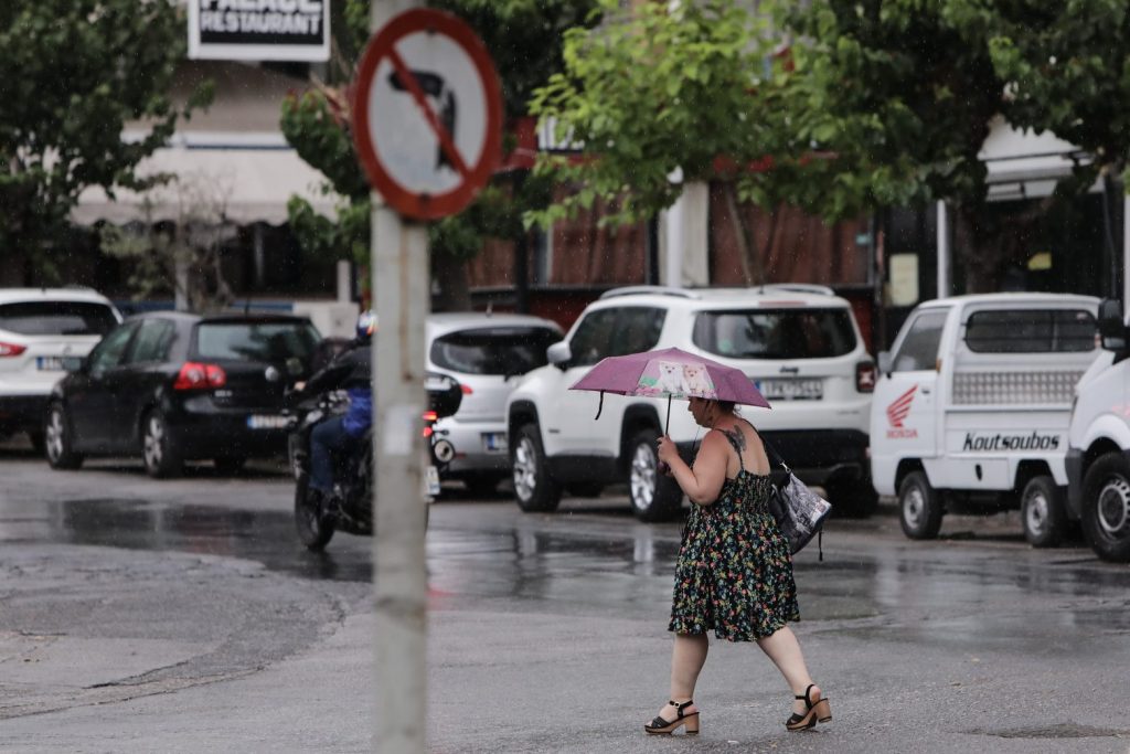 Άστατος ο καιρός και την Κυριακή – Δείτε πού θα σημειωθούν βροχές και καταιγίδες