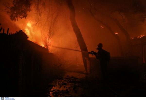 Η φωτιά στη Βαρυμπόμπη με τα μάτια του ξένου Τύπου