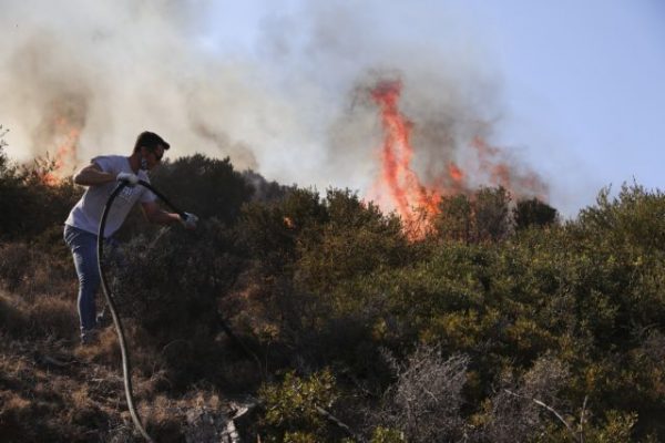 Φωτιά στα Βίλια – Εκκενώνεται ο οικισμός Βενίζα