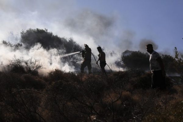 Φωτιές στην Αττική – Μάχη με τις φλόγες σε Βίλια και Κερατέα