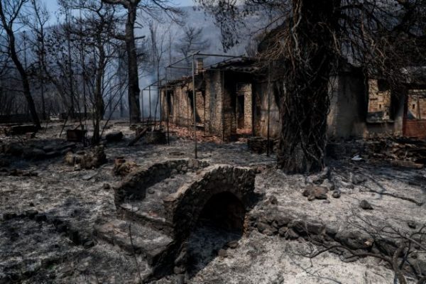 Φωτιές – Αυτοψίες σε κτίρια σε Βίλια και Λαυρεωτική