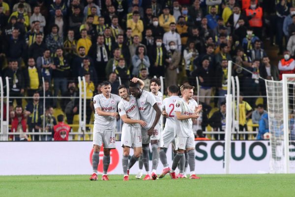 Olympiacos thumps Fenerbahçe 3-0 in a Europe League away match