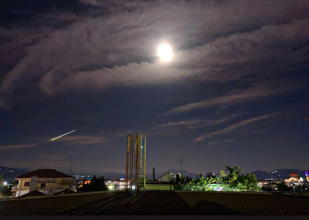 Μετέωρο έκανε τη νύχτα μέρα στην Ελλάδα [εντυπωσιακές εικόνες]