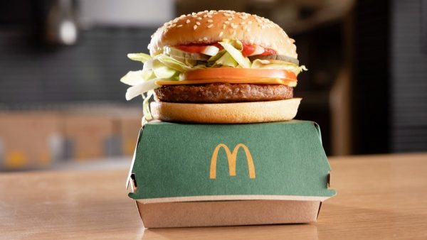 Fast food: Οι μεγάλες αμερικανικές αλυσίδες αφαιρούν τα κρεμμύδια από τα μενού μετά την επιδημία E. coli