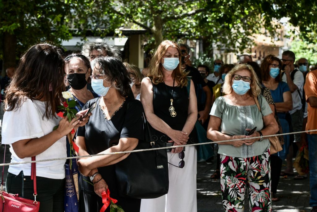 Μίκης Θεοδωράκης – Η Ελλάδα υποκλίνεται στον παγκόσμιο Έλληνα  – Δείτε live το λαϊκό προσκύνημα στη σορό του