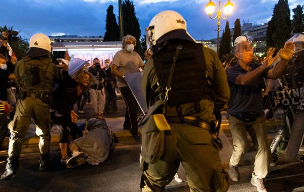 Μια καθηγήτρια στο έδαφος και μια καθηγήτρια που χτυπιέται με ασπίδα