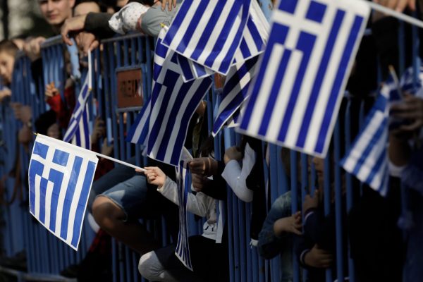 Παρελάσεις – Τα υγειονομικά μέτρα που θα ισχύουν – Τι θα γίνει με τις μάσκες