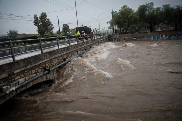 Μπάλλος – Σε ποια σημεία της Αττικής έχει διακοπεί η κυκλοφορία των οχημάτων