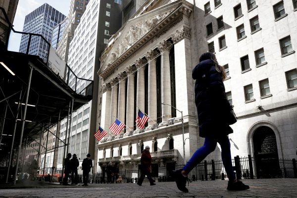 Αγορές: Έβαλε στοπ στο διεθνές sell off η Wall Street, σφυροκοπήθηκαν τα ευρωπαϊκά χρηματιστήρια