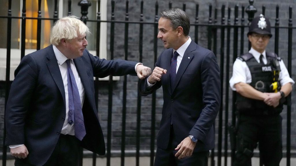 Mitsotakis raises issue of Parthenon Marbles’ return, Boris Johnson says matter affects British Museum alone