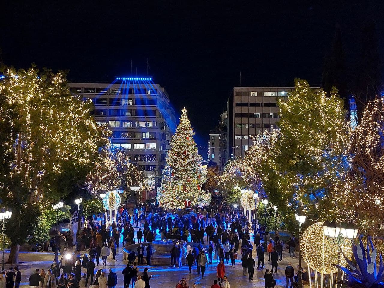 Φωταγωγήθηκε το δέντρο της Αθήνας χωρίς εορτασμούς λόγω κορωνοϊού