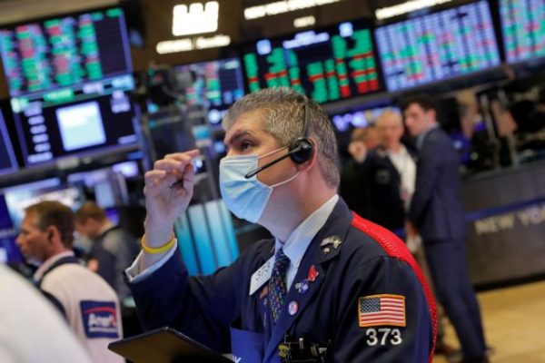 Wall Street – Ανοδικό φινάλε μιας πτωτικής εβδομάδας