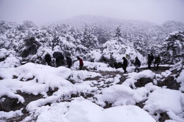 Καιρός – Χιόνια ακόμη και στην Αττική, καταιγίδες και πτώση της θερμοκρασίας