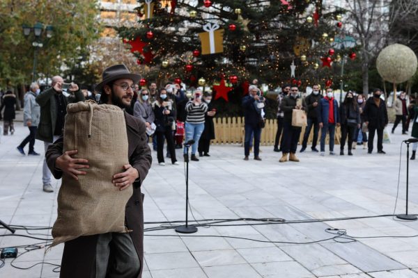 Το θεατρικό έργο που αποκάλυψε τη νέα Πλατεία Συντάγματος