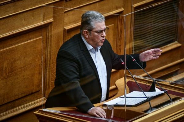 Κουτσούμπας: ΣΥΡΙΖΑ και ΝΔ μοιράζονται μια θέση στο κέντρο του κάδρου