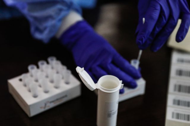 «Πώς μπορούν να διατίθενται τα PCR σε τιμές κάτω του κόστους;» – Ανακοίνωση πέντε σωματείων