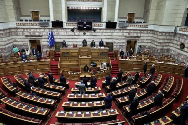 Πρόταση μομφής: Δείτε live τη συζήτηση στη Βουλή