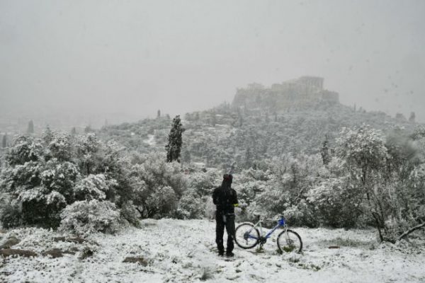 Καιρός: Πολικές θερμοκρασίες, θυελλώδεις άνεμοι και χιόνια στην Αττική τη Δευτέρα