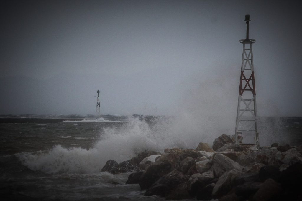 Κακοκαιρία: Συνεχίζονται τα προβλήματα στις ακτοπλοϊκές συγκοινωνίες