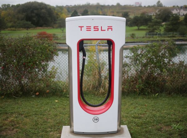 Tesla: Αντιμέτωπη με αγωγή για ρατσισμό και σεξουαλική παρενόχληση σε εργοστάσιό της