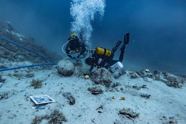 Εντυπωσιακές φωτογραφίες από το αρχαιολογικό ναυάγιο στους Φούρνους