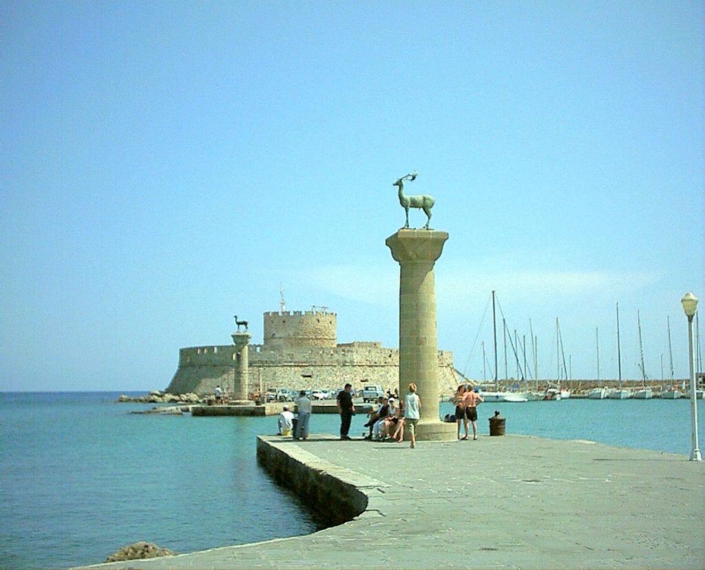 Rhodes: Arbitrary shop constructions on seafront taken down