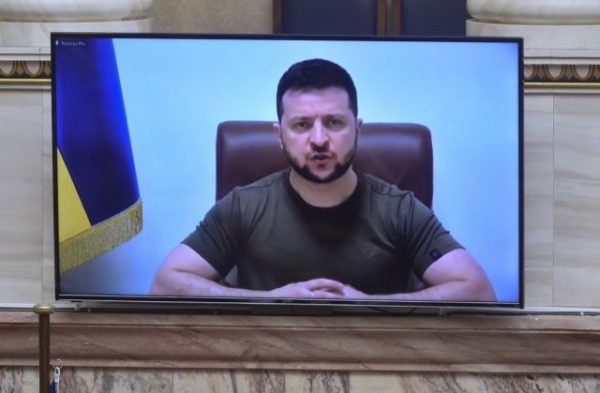 Zelensky: “Freedom or death” – Strong ties between Greece and Ukraine