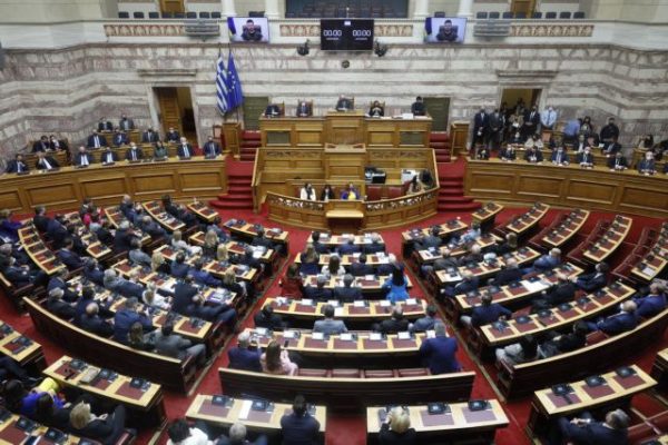 Το «ατόπημα» με τους νεοναζί του Αζόφ: Ποιοι βουλευτές αποχώρησαν – Σάλος αντιδράσεων και κυβερνητικές εξηγήσεις