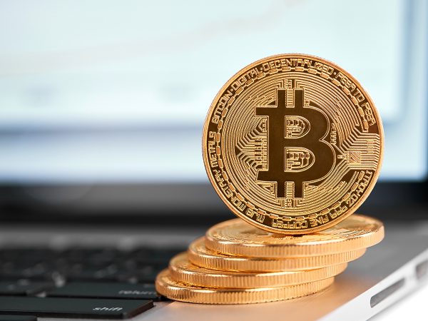 Bitcoin: Οι γαρίδες και οι φάλαινες το κρατούν στην επιφάνεια