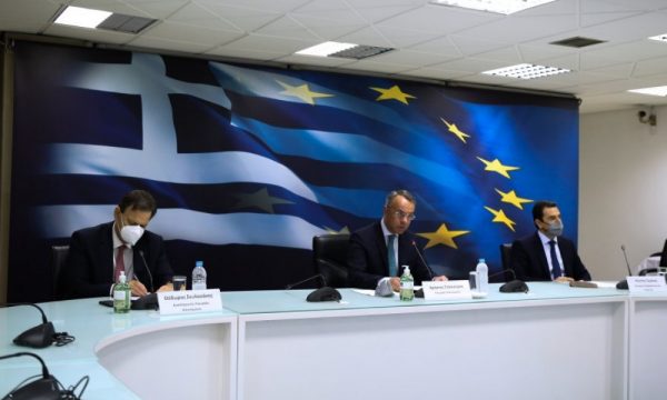 Δείτε live την εξειδίκευση των μέτρων για τις μειώσεις στο ρεύμα