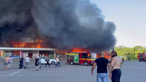 Πόλεμος στην Ουκρανία: Ρωσικοί πύραυλοι χτύπησαν γεμάτο με κόσμο εμπορικό κέντρο στο Κρεμεντσούκ – Φόβοι για νεκρούς