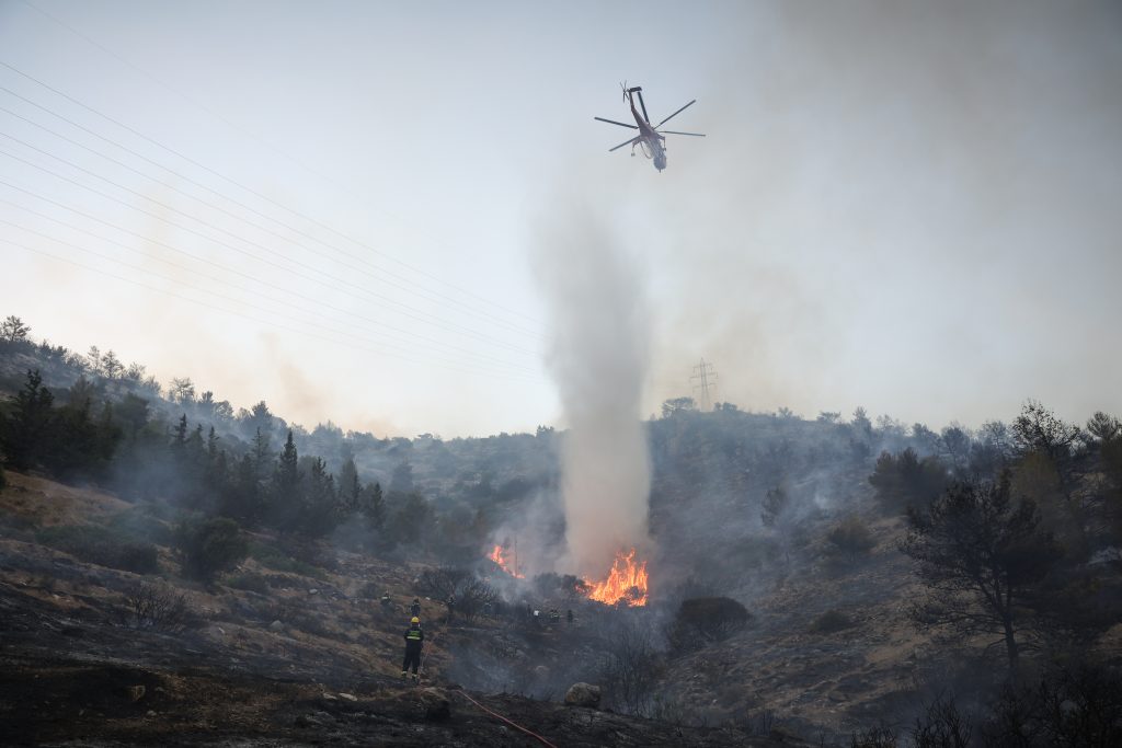 Φωτιά: Mαίνεται το μέτωπο προς Βάρη, έπεσαν οι άνεμοι – Επιστρέφουν οι κάτοικοι στα σπίτια τους