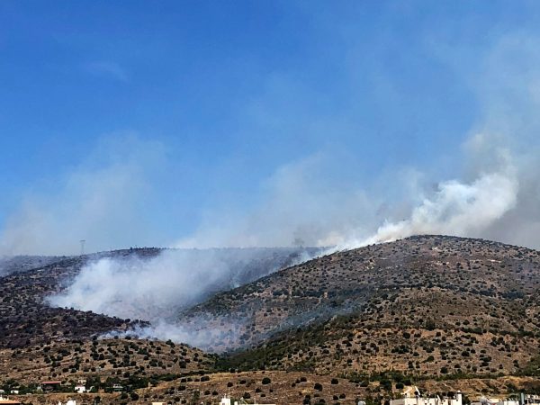 Φωτιά στον Υμηττό: Εντολή εκκένωσης σπιτιών στη Βούλα από την Πυροσβεστική