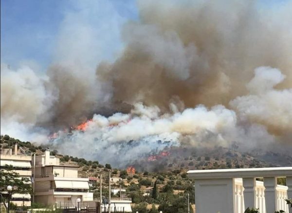 Φωτιά στη Βούλα: Κάηκαν τέσσερα σπίτια – Εικόνες καταστροφής και απόγνωσης