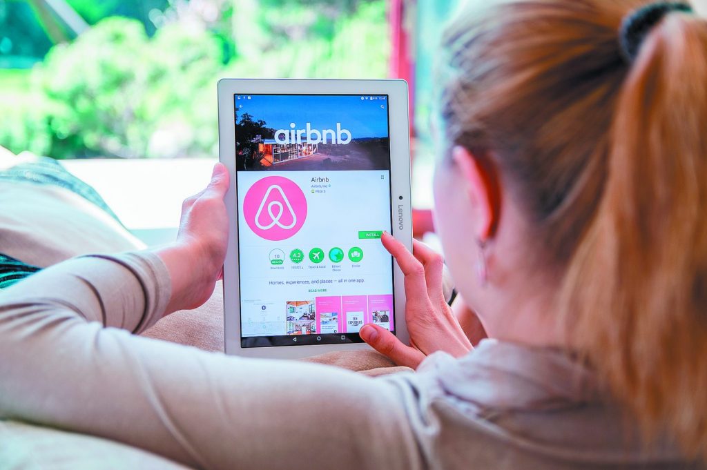 Airbnb: Απαγορεύονται οριστικά τα πάρτι σε νοικιασμένους χώρους