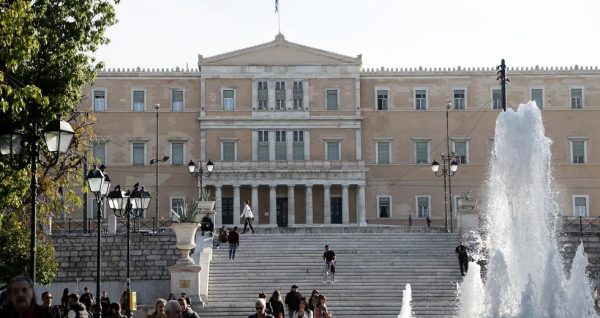 Στη μέγγενη της πόλωσης