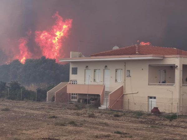 Φωτιά στη Λέσβο: Σε πύρινο κλοιό το νησί