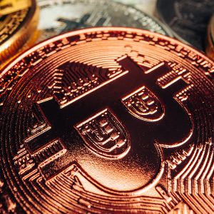 Bitcoin: Έπεσε και το «οχυρό» των 107.000 δολ.