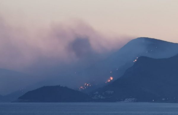 Φωτιά: Μαίνεται το πύρινο μέτωπο στη Σάμο – Εκκένωση χωριών