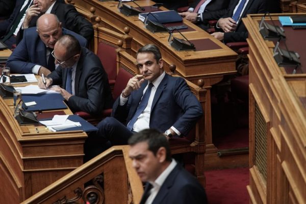 Βουλή: Επίκειται σύγκρουση Μητσοτάκη και Τσίπρα