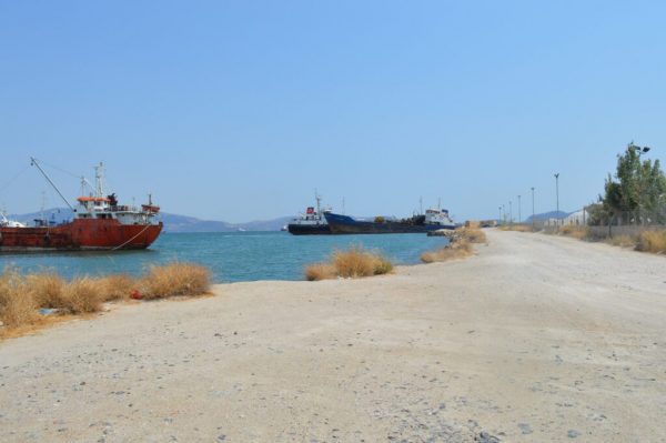 Οργανισμός Λιμένος Ελευσίνας: Απομακρύνθηκαν εκατοντάδες τόνοι μπάζα από τον όρμο Βλύχας