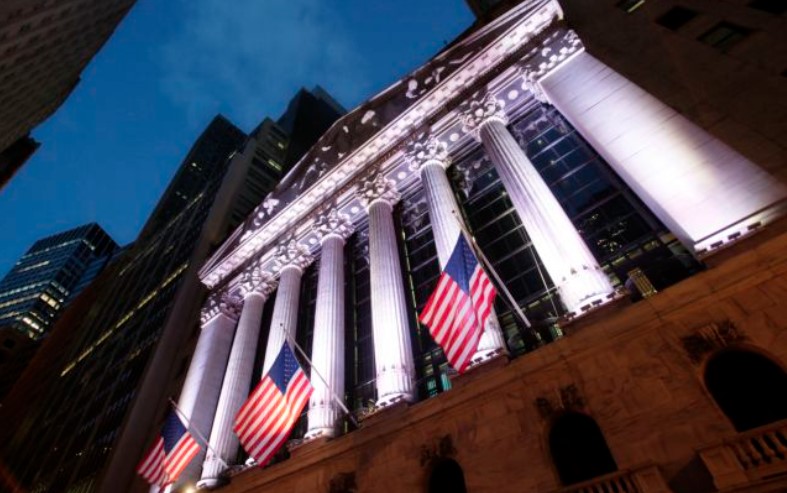 Wall Street: Τριπλή στήριξη από Fed, αποτελέσματα και deals