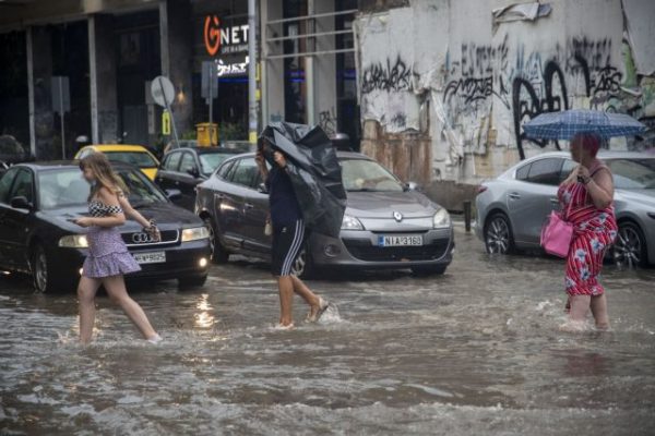 Καιρός: Κακοκαιρία εξπρές με ισχυρές καταιγίδες – Ποιες περιοχές επηρεάζονται